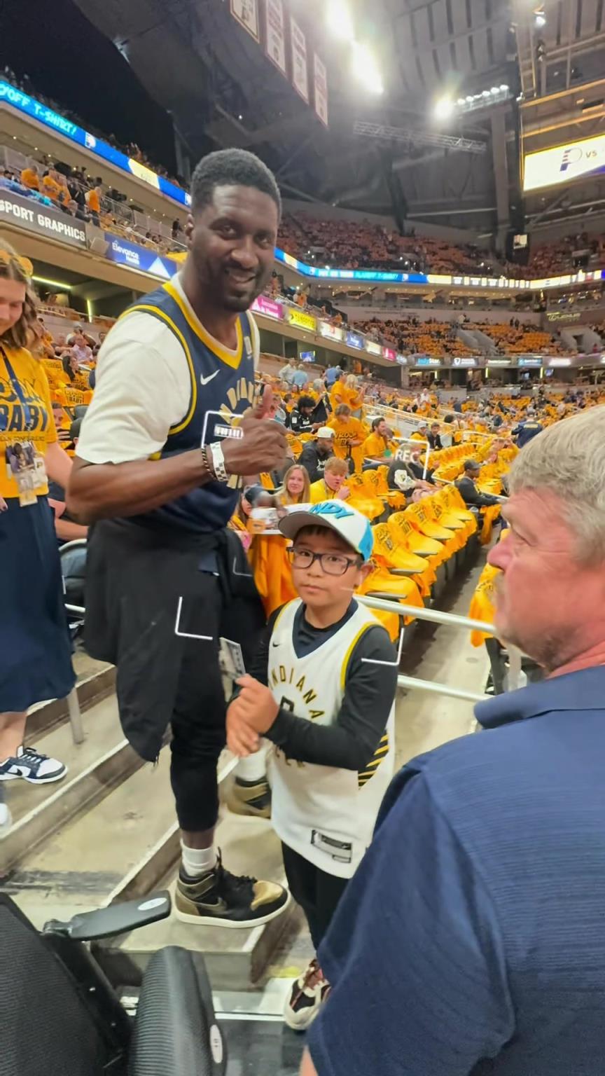 現在真成高圓圓了！步行者名宿希伯特現身主場給小球迷簽名